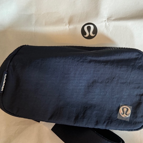 LULULEMON Everywhere Belt Bag 1L True Navy